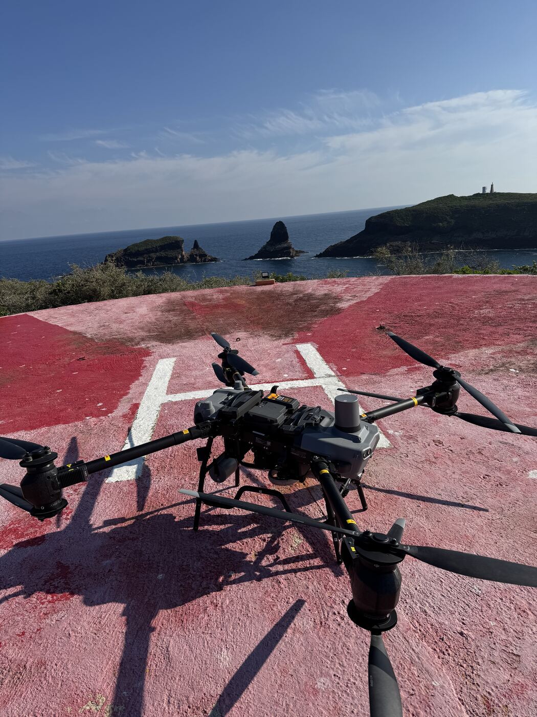 Dron de carga DJI FlyCart 30 en un helipuerto junto al mar